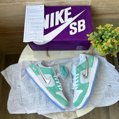 NIKEe SB DUN.K APRIL