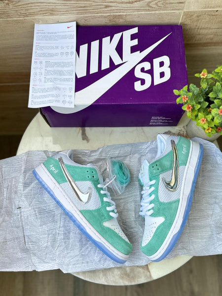 NIKEe SB DUN.K APRIL
