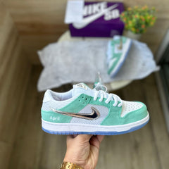 NIKEe SB DUN.K APRIL