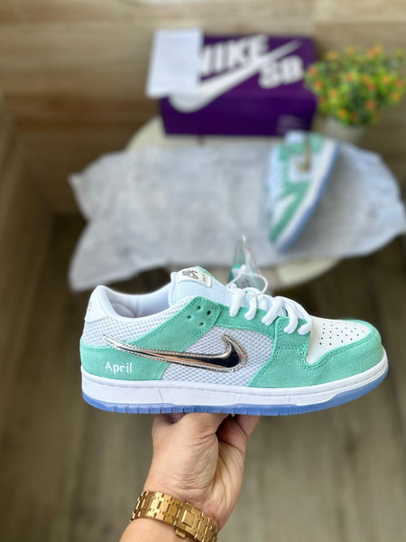 NIKEe SB DUN.K APRIL
