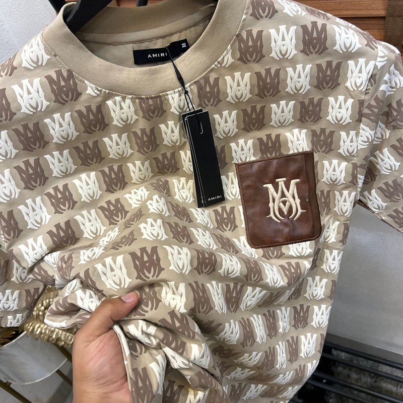 AMI.RI  MONOGRAM PRINTED LEATHER POCKET IMPORTED DROP SHOULDER T-SHIRT