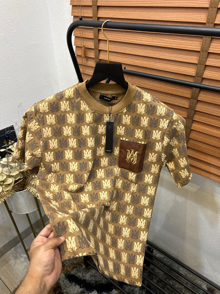 AMI.RI  MONOGRAM PRINTED LEATHER POCKET IMPORTED DROP SHOULDER T-SHIRT
