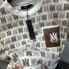 AMI.RI  MONOGRAM PRINTED LEATHER POCKET IMPORTED DROP SHOULDER T-SHIRT