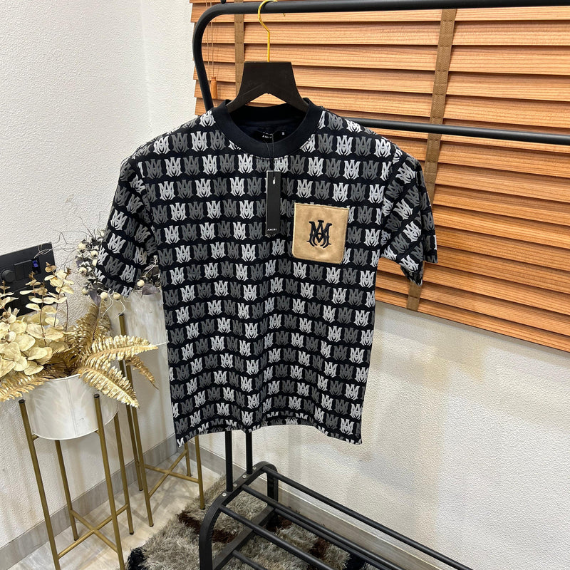 AMI.RI  MONOGRAM PRINTED LEATHER POCKET IMPORTED DROP SHOULDER T-SHIRT