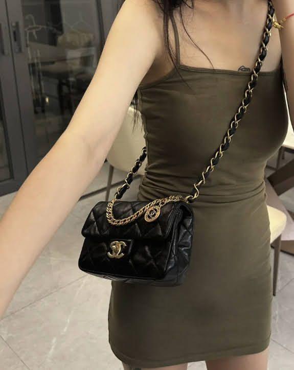 Cha.nel matelasse sling bag
