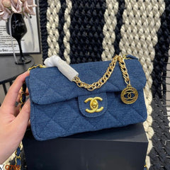 Cha.nel matelasse sling bag