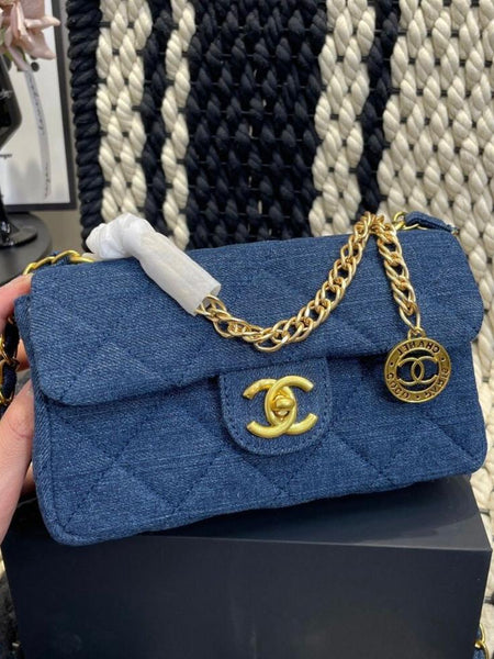 Cha.nel matelasse sling bag