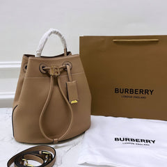 Burb.erry bu.cket bag