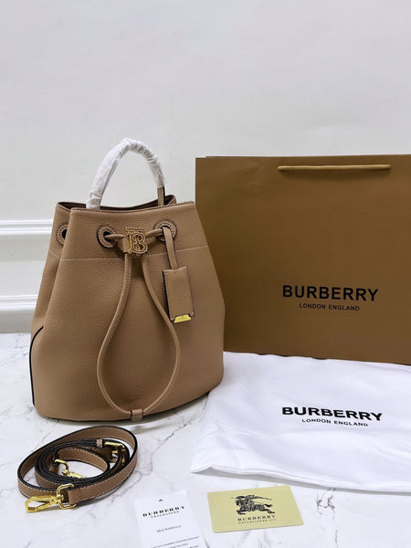 Burb.erry bu.cket bag