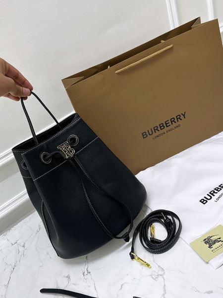 Burb.erry bu.cket bag