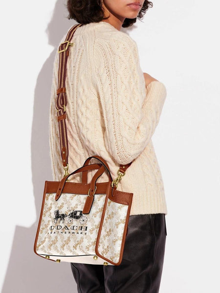 Coa.ch fi.eld horse and carriage tote bag