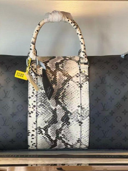LOU.IS VUIT.TON KEEPALL